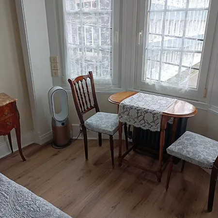 Des Chats Πανσιόν 4*